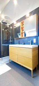 nid'Opale maison cosy à 3 minutes des plages في ويميريوكس: حمام مزود بحوض ومِرآة