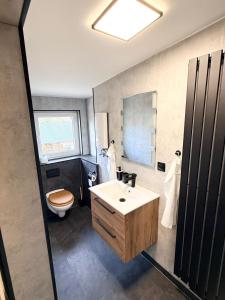 Dom Łowcy : حمام مع حوض غسيل أبيض ومرحاض