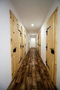pusty korytarz z drewnianymi drzwiami i drewnianą podłogą w obiekcie Kremenaros w Ustrzykach Górnych
