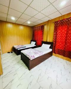 En eller flere senge i et værelse på Malam Jabba Cottages