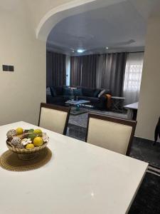 Χώρος καθιστικού στο Cozy Enclave