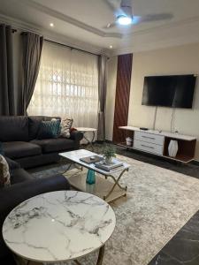 Χώρος καθιστικού στο Cozy Enclave