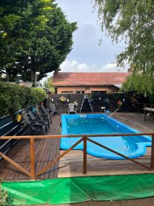 een zwembad op een terras naast een huis bij Del Mar in Mar de Ajó +1 foto