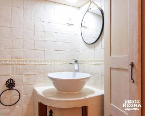 un bagno con un lavandino bianco e uno specchio di Angra Soul 1 - By PontaNegraAzores ad Angra do Heroísmo Altre 21 foto