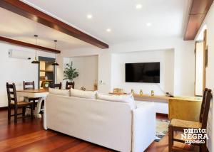 un soggiorno con un divano bianco e un tavolo di Angra Soul 1 - By PontaNegraAzores ad Angra do Heroísmo