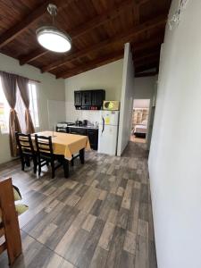 een keuken en eetkamer met een tafel en een keuken bij Del Mar in Mar de Ajó