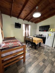 een kamer met een keuken en een eetkamer met een tafel bij Del Mar in Mar de Ajó