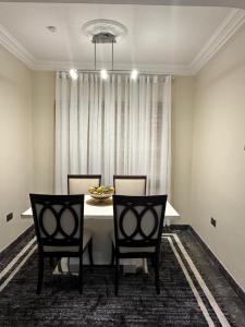 Χώρος καθιστικού στο Cozy Enclave