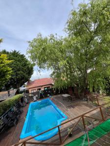 een zwembad op een terras naast een huis bij Del Mar in Mar de Ajó