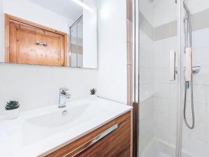 Et badeværelse på Apartment Le Grand Panorama 412 by Interhome