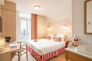 Villa Camille Hotel & Spa في بانيول سور مير: غرفة فندق مع سرير ومغسلة