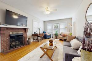 Μια τηλεόραση ή/και κέντρο ψυχαγωγίας στο Main Street Brick Cottage