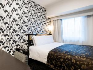 Postel nebo postele na pokoji v ubytování APA Hotel Shin Osaka Esaka Ekimae