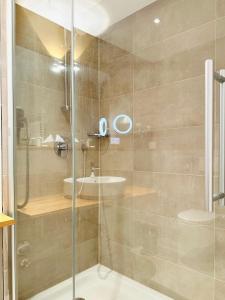 ein Badezimmer mit einer Glasdusche mit Waschbecken in der Unterkunft Eichen Apartment- 4 Personen- Balkon- Parkplatz- Waschmaschine in Wolfsburg