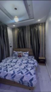 Giường trong phòng chung tại Blue AO service apartment