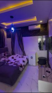 Giường trong phòng chung tại Blue AO service apartment