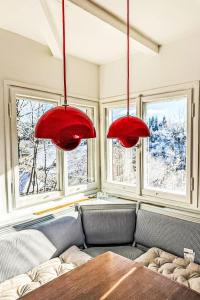 een woonkamer met een bank en twee rode lampen bij Holiday Home Kesslerberg by Interhome in Hinterzarten