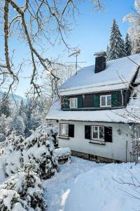 een huis met sneeuw erop bij Holiday Home Kesslerberg by Interhome in Hinterzarten