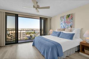 En eller flere senge i et værelse på Station One - 6K by Sea Scape Properties + 54 billeder