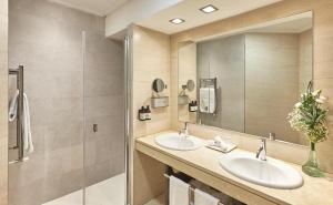 Ένα μπάνιο στο NH Collection Gran Hotel de Zaragoza