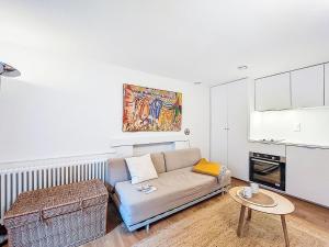 een woonkamer met een bank en een tafel bij Holiday Home Arbenn 2 by Interhome in Tréguier