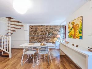 een keuken en eetkamer met een tafel en stoelen bij Holiday Home Arbenn 2 by Interhome in Tréguier +13 foto's