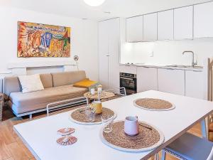 een keuken en een woonkamer met 2 tafels en een bank bij Holiday Home Arbenn 2 by Interhome in Tréguier