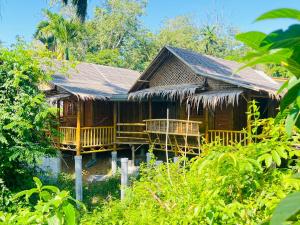 a bamboo house with a thatched roof at Lanta Thai Cottage, Bamboo House in Ko Lanta
