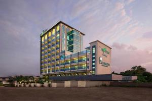 The Fern Residency, Bhiwandi-Pimplas, Series by Marriott في Bhiwandi: تقديم فندق بمبنى