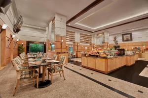 TV a/nebo společenská místnost v ubytování The Fern Kochi, Series by Marriott