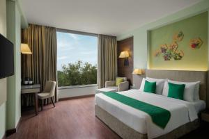 Una habitación de hotel con una cama grande y una ventana. en The Fern, Vadodara, Series by Marriott, en Vadodara 51 fotos más
