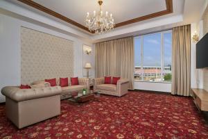 Una sala de estar con sofás y una gran ventana. en The Fern Sardar Sarovar Resort Kevadia, Gujarat, Series by Marriott, en Kevadia