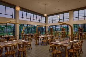 Un restaurant sau alt loc unde se poate mânca la The Fern Heaven on The Hills Resort, Hatgad-Saputara, Series by Marriott