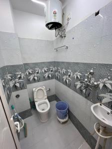 a bathroom with a toilet and a sink at Shri Homestay 800m from kashi vishwanath in Varanasi
