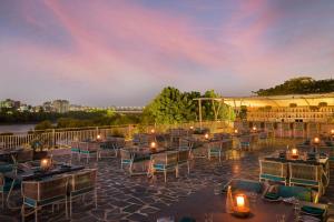 The Fern Seaside Luxurious Tent Resort Daman, Series by Marriott في دامان: مطعم بطاولات وكراسي على فناء