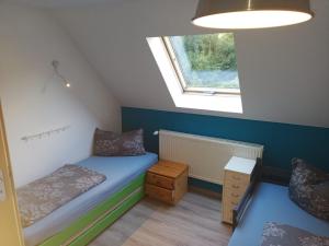 Großes Haus bei Rostock Lüsewitzer Krug bis 10 Personen في Klein Lüsewitz: غرفة صغيرة بها سريرين ونافذة