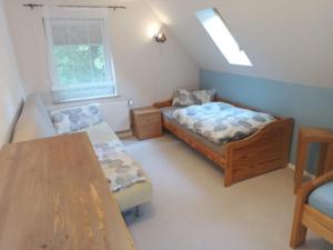 Großes Haus bei Rostock Lüsewitzer Krug bis 10 Personen في Klein Lüsewitz: غرفة نوم بسريرين وطاولة فيها +17 صورة