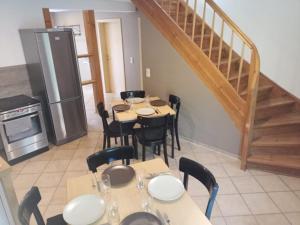 Großes Haus bei Rostock Lüsewitzer Krug bis 10 Personen في Klein Lüsewitz: غرفة طعام بها طاولات وكراسي ودرج