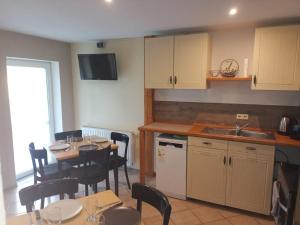 Großes Haus bei Rostock Lüsewitzer Krug bis 10 Personen في Klein Lüsewitz: مطبخ وغرفة طعام مع طاولة وكراسي