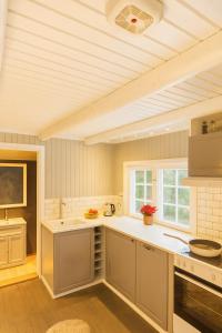 Nhà bếp/bếp nhỏ tại Waterfront Cabin Experience - Lake & Forest View