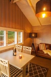 Khu vực ghế ngồi tại Waterfront Cabin Experience - Lake & Forest View