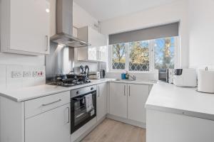 Køkken eller tekøkken på Cozy 3BR Group Stay in Solihull - Sleeps 6 - Convenient Parking