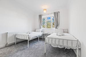 En eller flere senge i et værelse på Cozy 3BR Group Stay in Solihull - Sleeps 6 - Convenient Parking