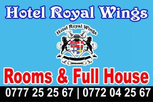 un logo per le camere dell'hotel Royal Wings e la sala piena di Royal Wings Villa a Negombo