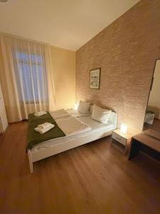 Un pat sau paturi într-o cameră la Hotel Deutscher Hof