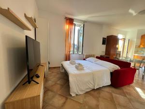 Μια τηλεόραση ή/και κέντρο ψυχαγωγίας στο Kibilu - Via Ciro Menotti