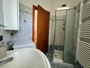 Ένα μπάνιο στο Kibilu - Via Ciro Menotti +13 φωτογραφίες