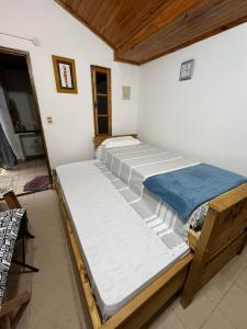 Cette chambre comprend 3 lits. dans l'établissement Monoambiente zona Centrico, à Posadas