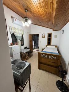 une pièce avec un lit et une table dedans dans l'établissement Monoambiente zona Centrico, à Posadas