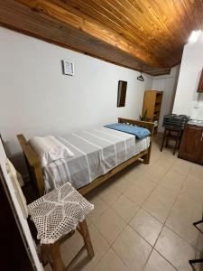 une chambre avec un lit et un plafond en bois dans l'établissement Monoambiente zona Centrico, à Posadas